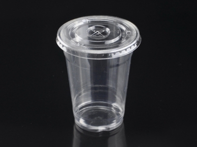 plastične čaše sa ravnim poklopcem